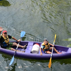Un padre en la canoa con su hijo menor de 12 años